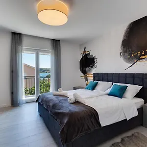  Apartment By The Sea